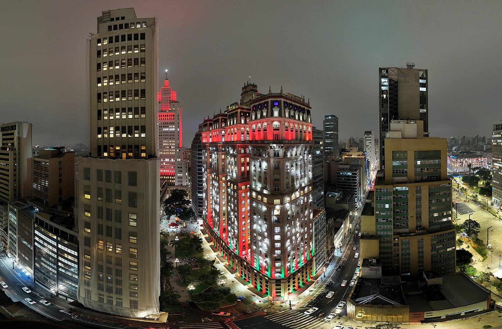 Edifício Martinelli tem iluminação natalina pela primeira vez na história