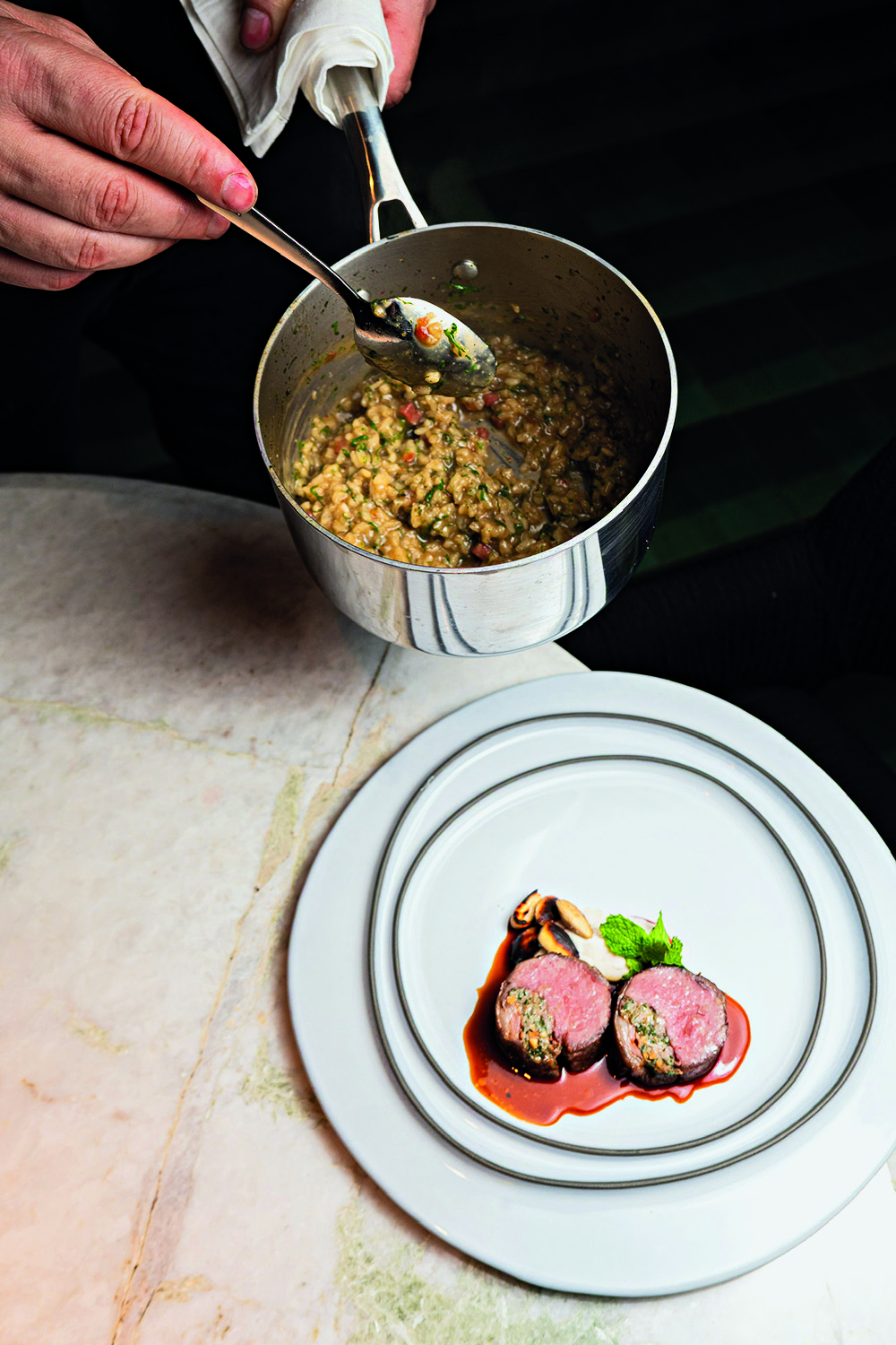 Prato com panela ao lado sendo montado