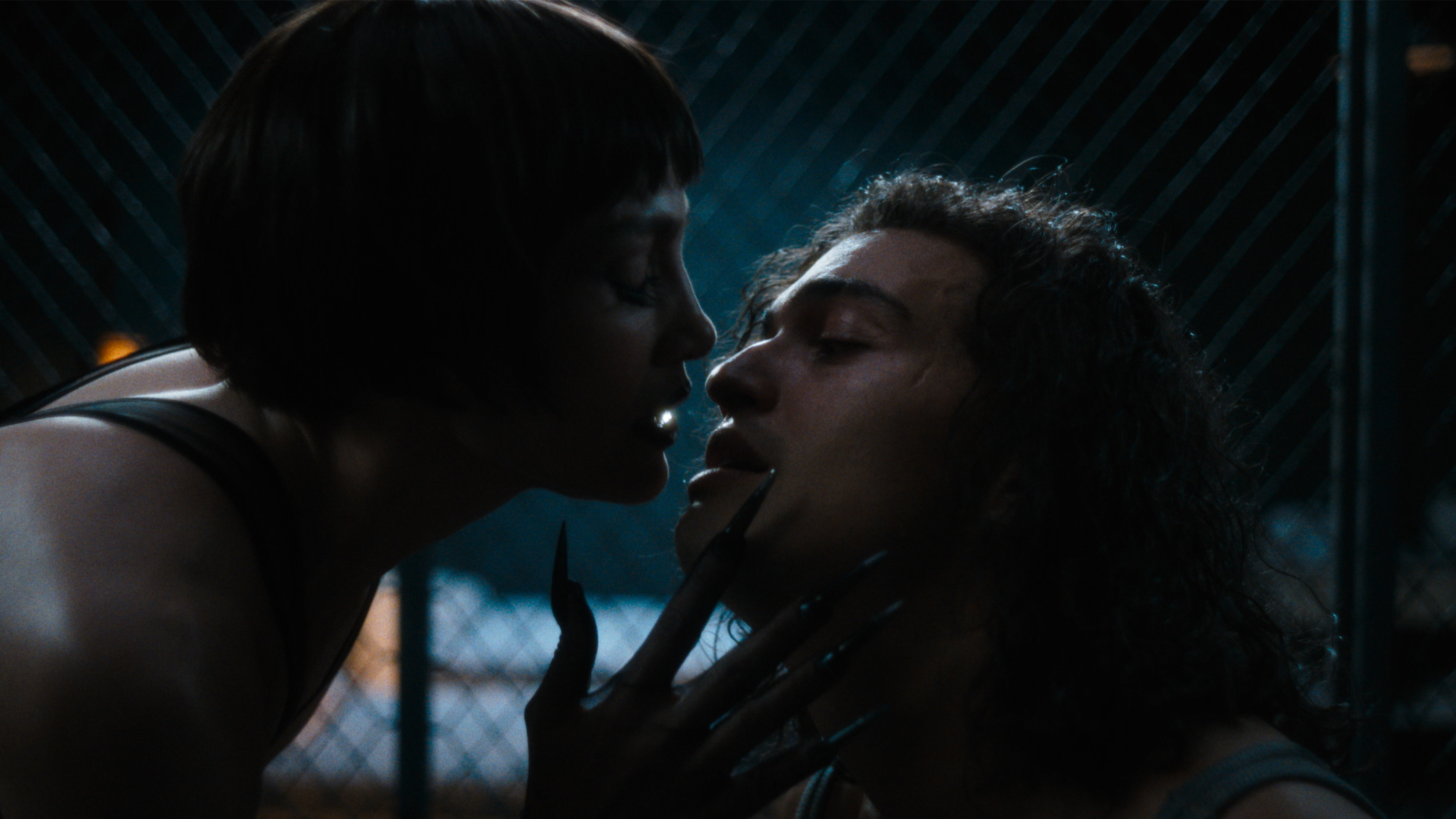 Jennifer Lopez e Tonatiuh Elizarraraz em 'O Beijo da Mulher-Aranha'