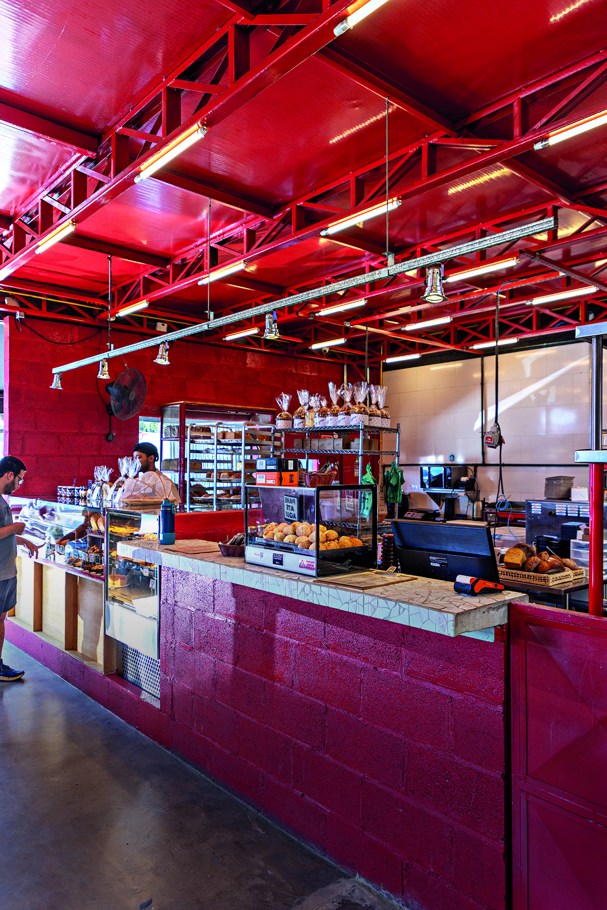 Galp&atilde;o com cores vermelhas e balc&atilde;o