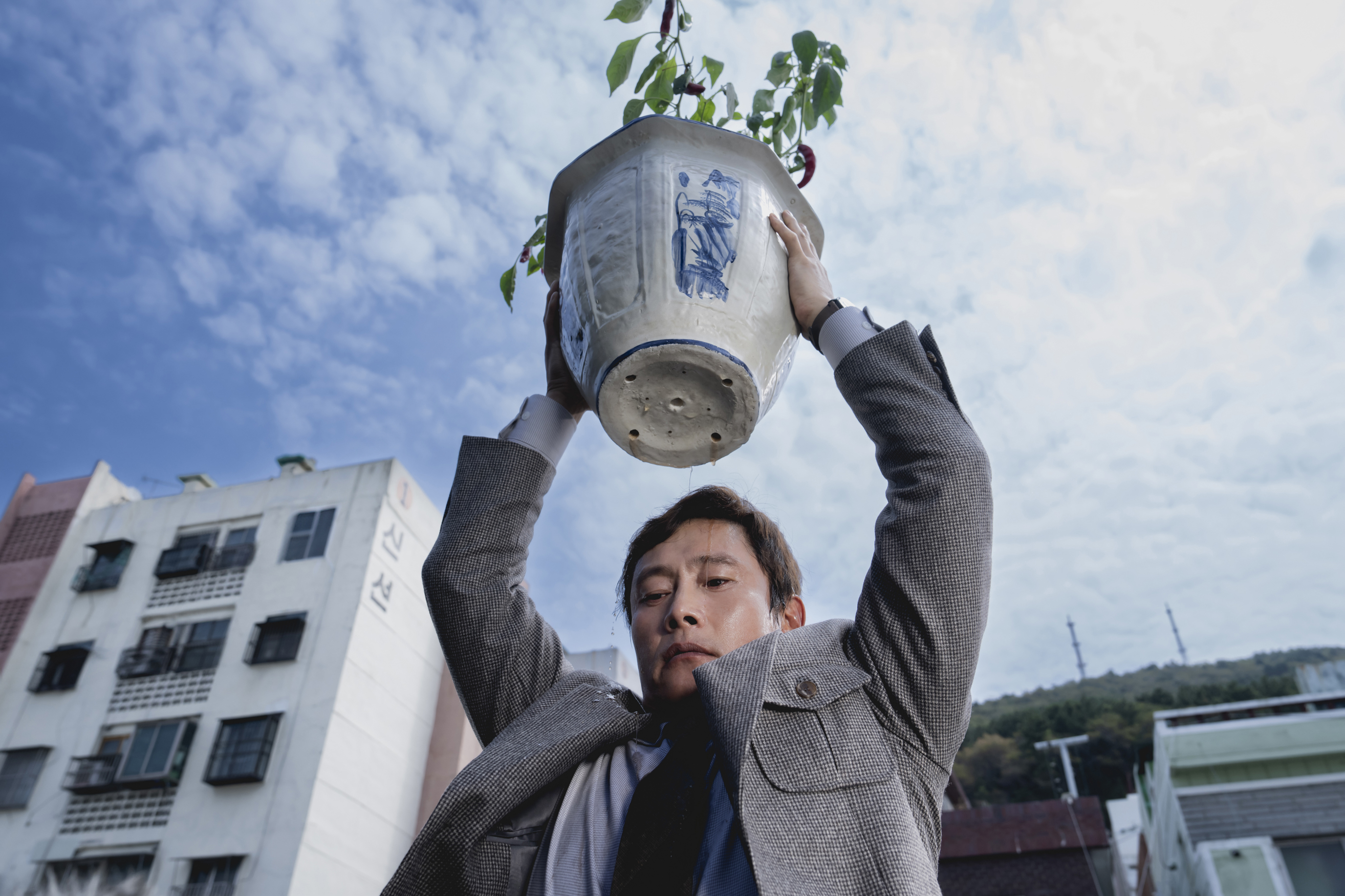 Yoo Man-soo (Lee Byung-hun), protagonista desempregado de 'A &Uacute;nica Sa&iacute;da'