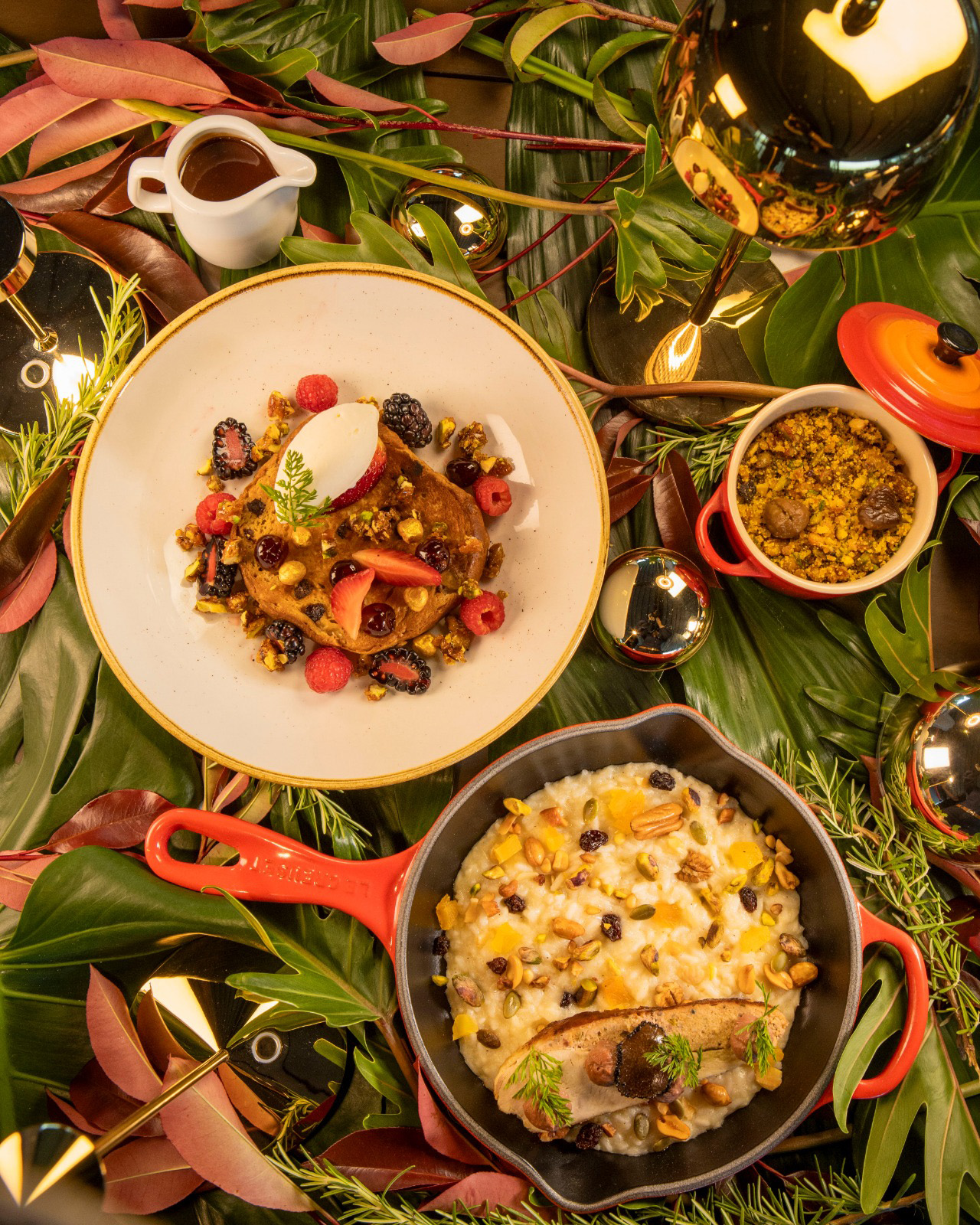 pratos com comida e fundo verde