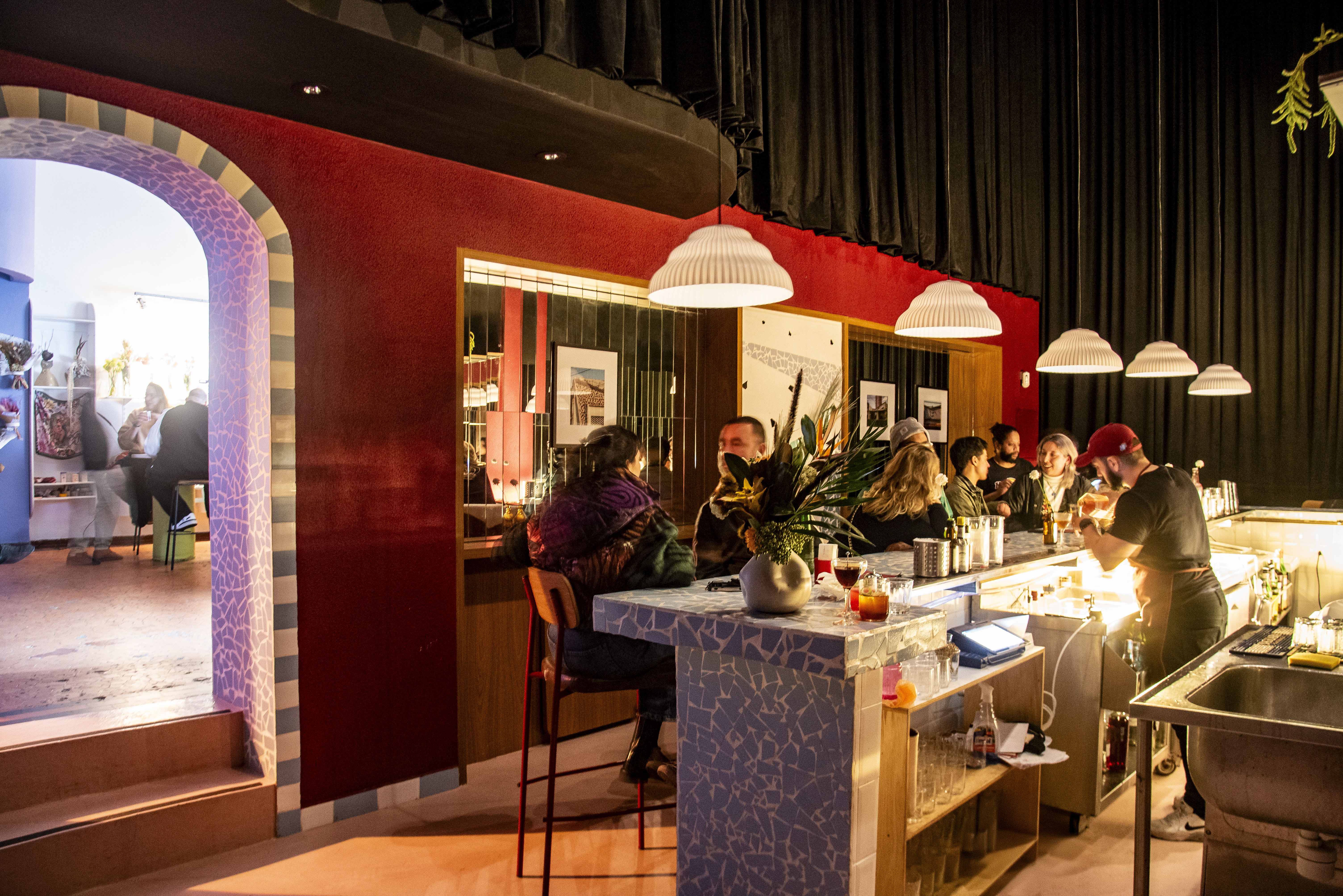 Raio que o Parta: balc&atilde;o forrado de caquinhos de cer&acirc;mica