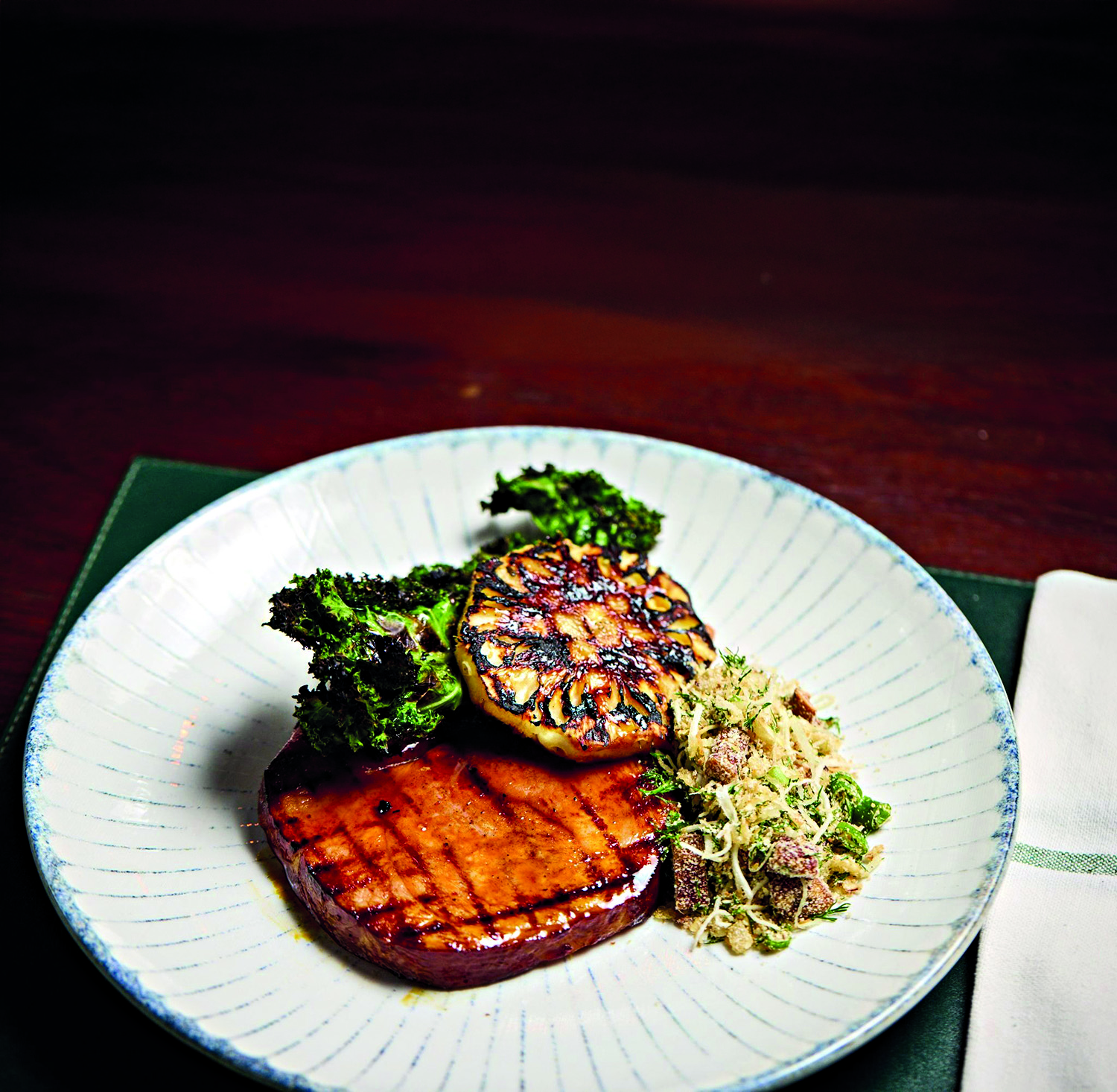 prato com tender e abacaxi