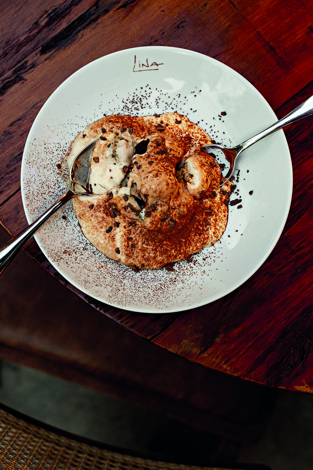 Doce em prato branco e mesa de madeira