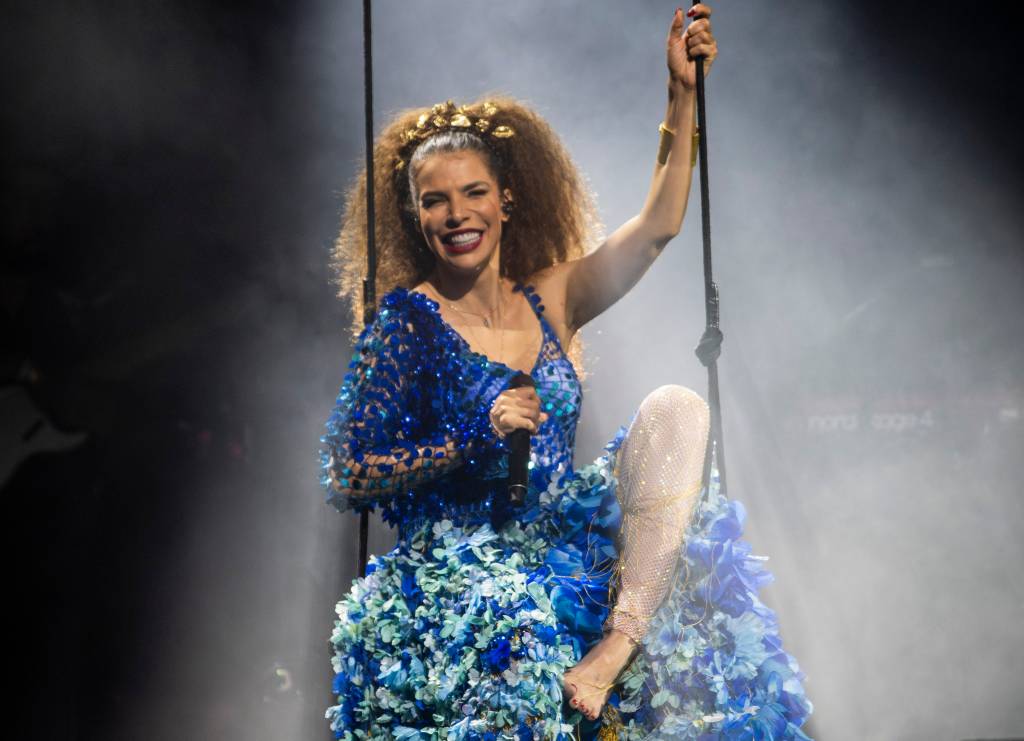 Vanessa da Mata faz show gratuito no vão central da Bienal de São Paulo