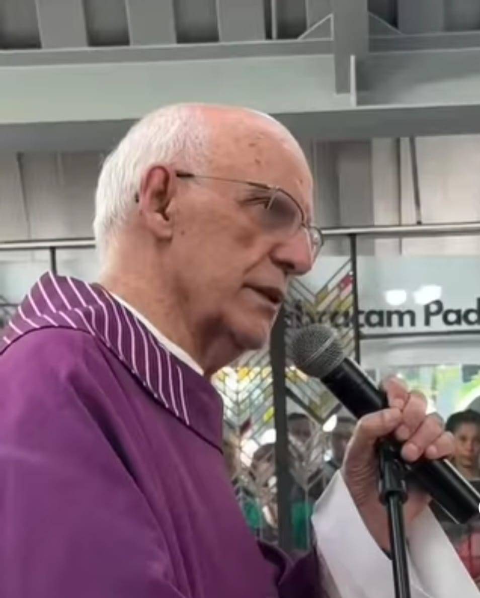 “Se amar os pobres incomoda, amemos até o fim”, diz padre Júlio Lancellotti, em missa