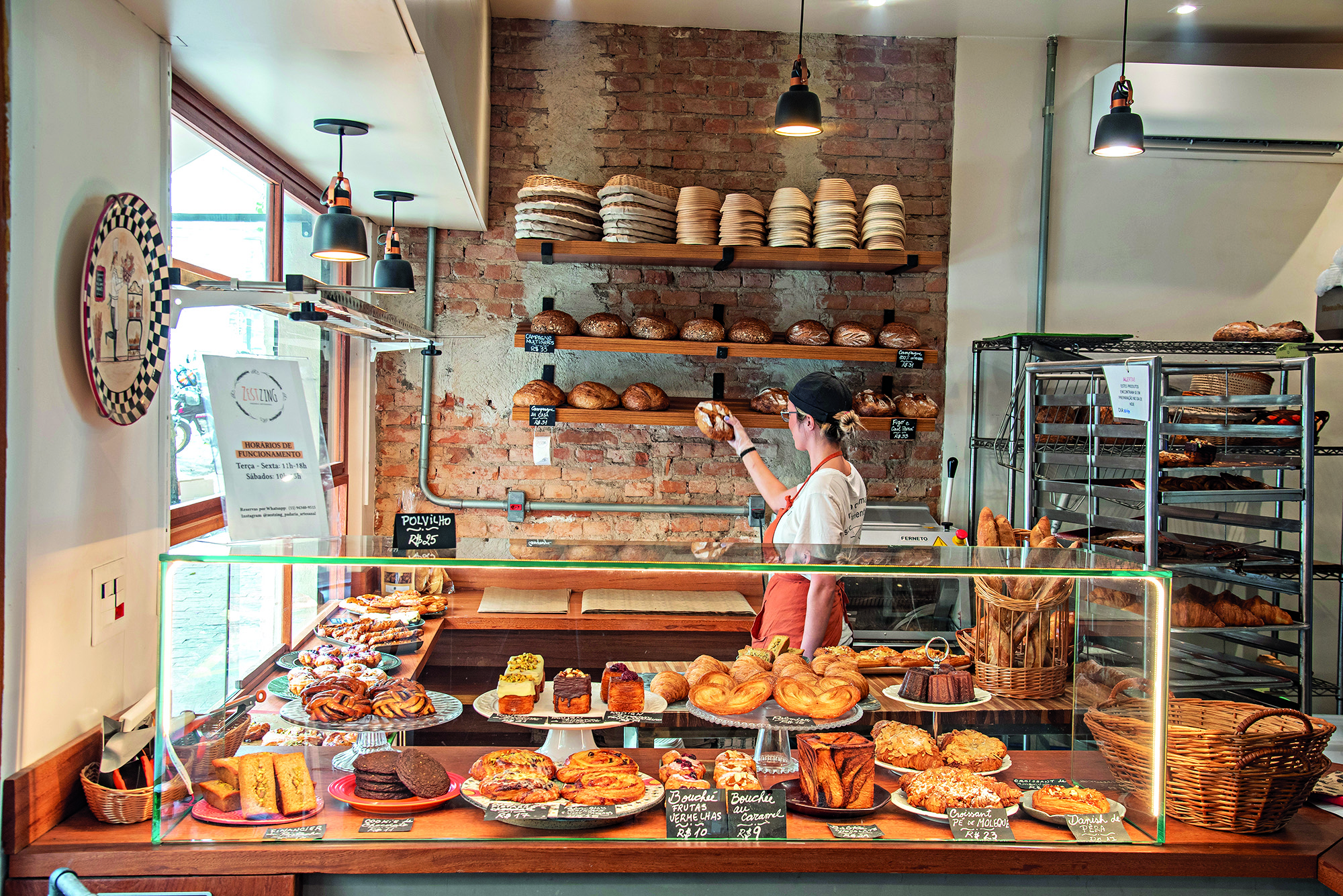 Vitrine da padaria com itens no balc&atilde;o