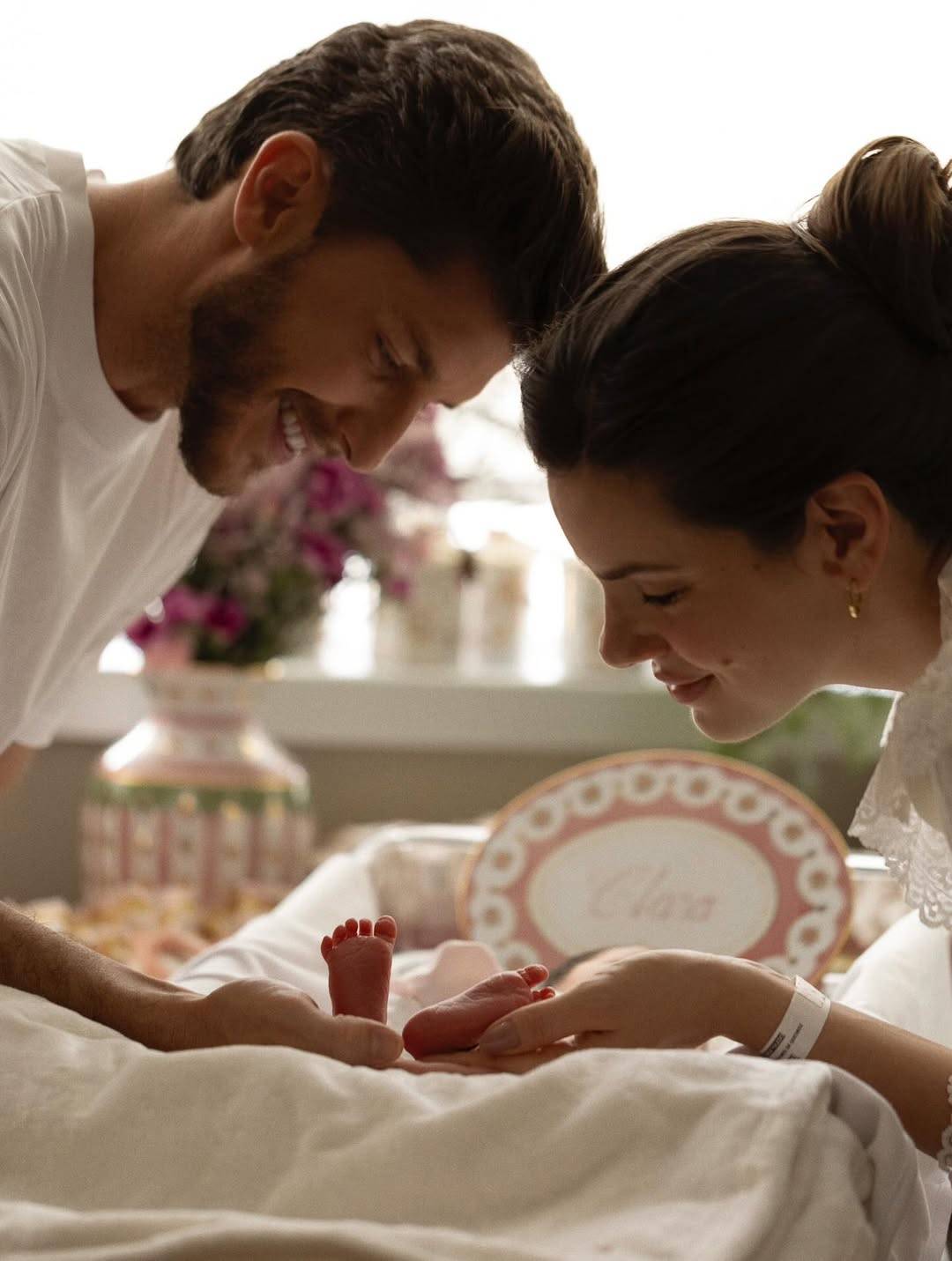 Camila Queiroz e Klebber Toledo anunciam nascimento de primeira filha