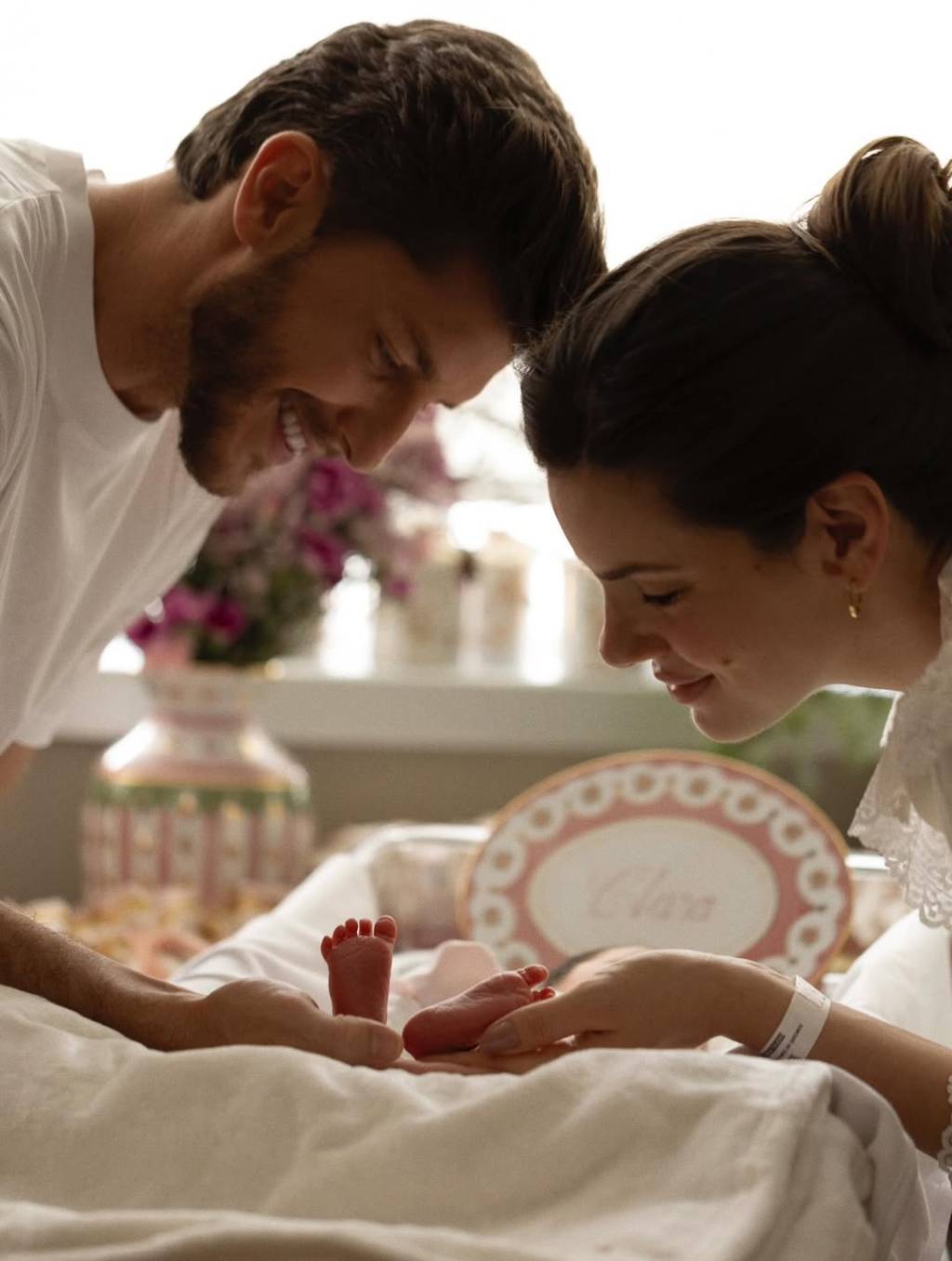 Camila Queiroz e Klebber Toledo anunciam nascimento de primeira filha
