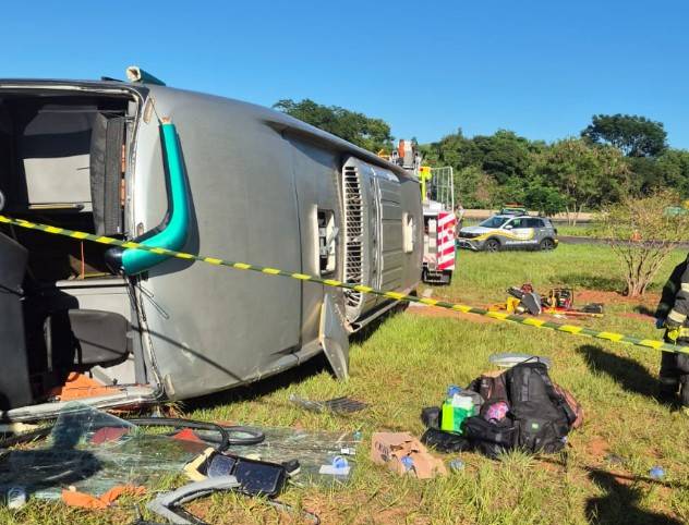 Ônibus tomba em Jaboticabal, deixa dois mortos e dezenas de feridos