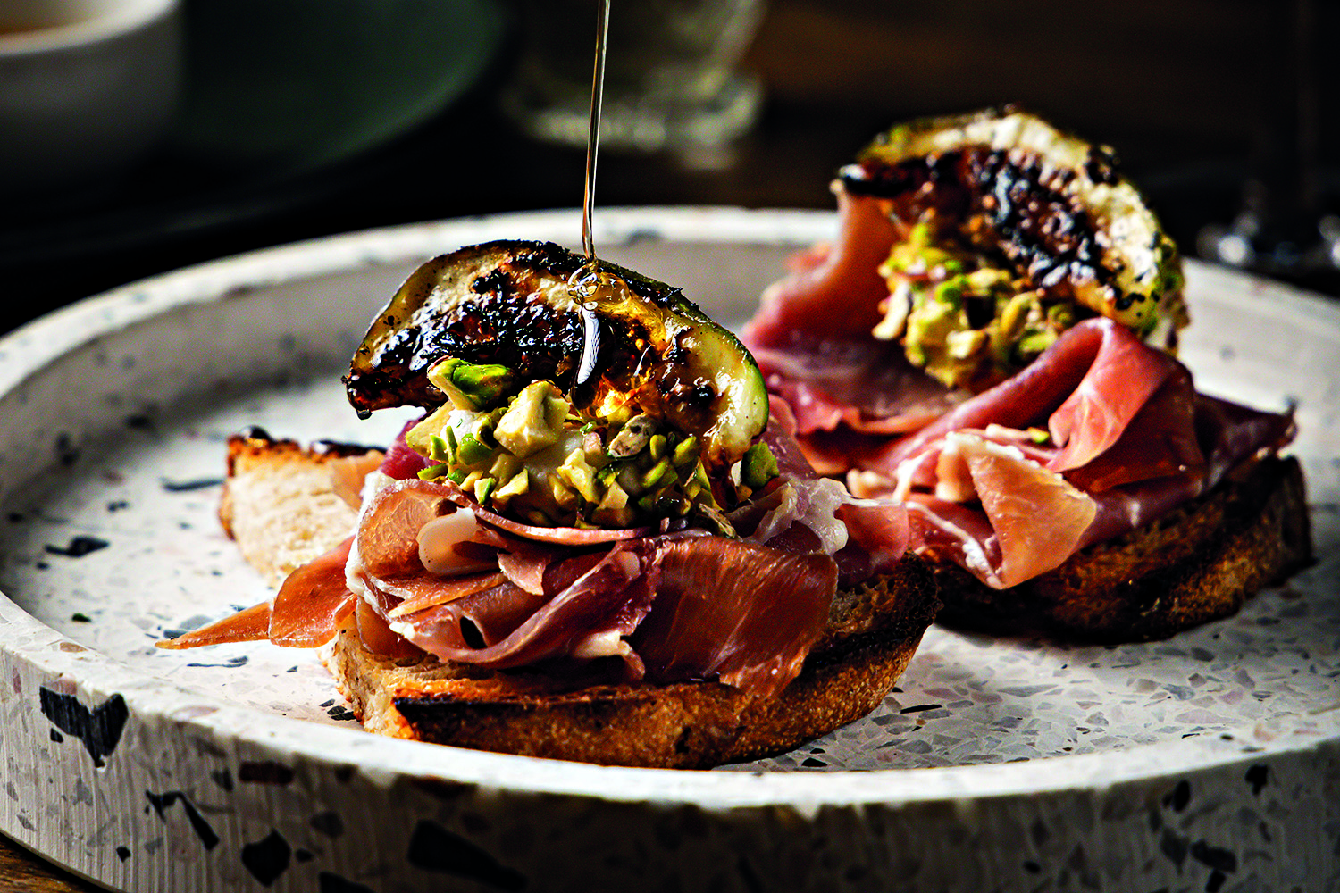 Entrada em prato claro decorado