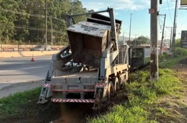 Acidente entre carro e caminhão deixa quatro mortos em Taboão da Serra