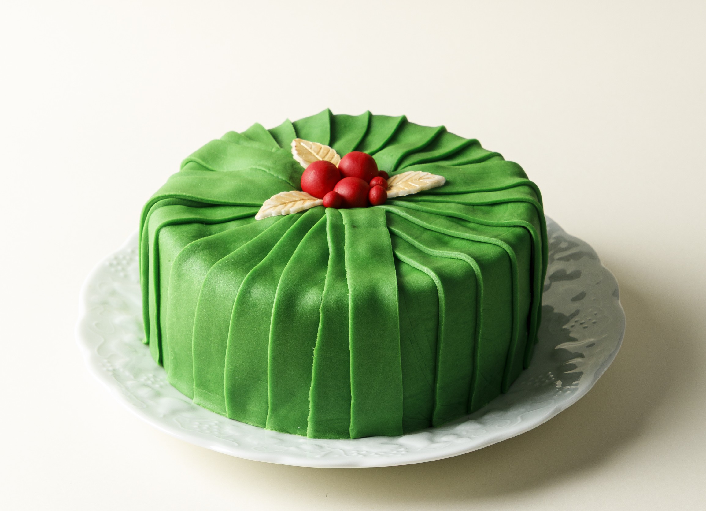 Bolo verde tamanho pequeno e fundo branco