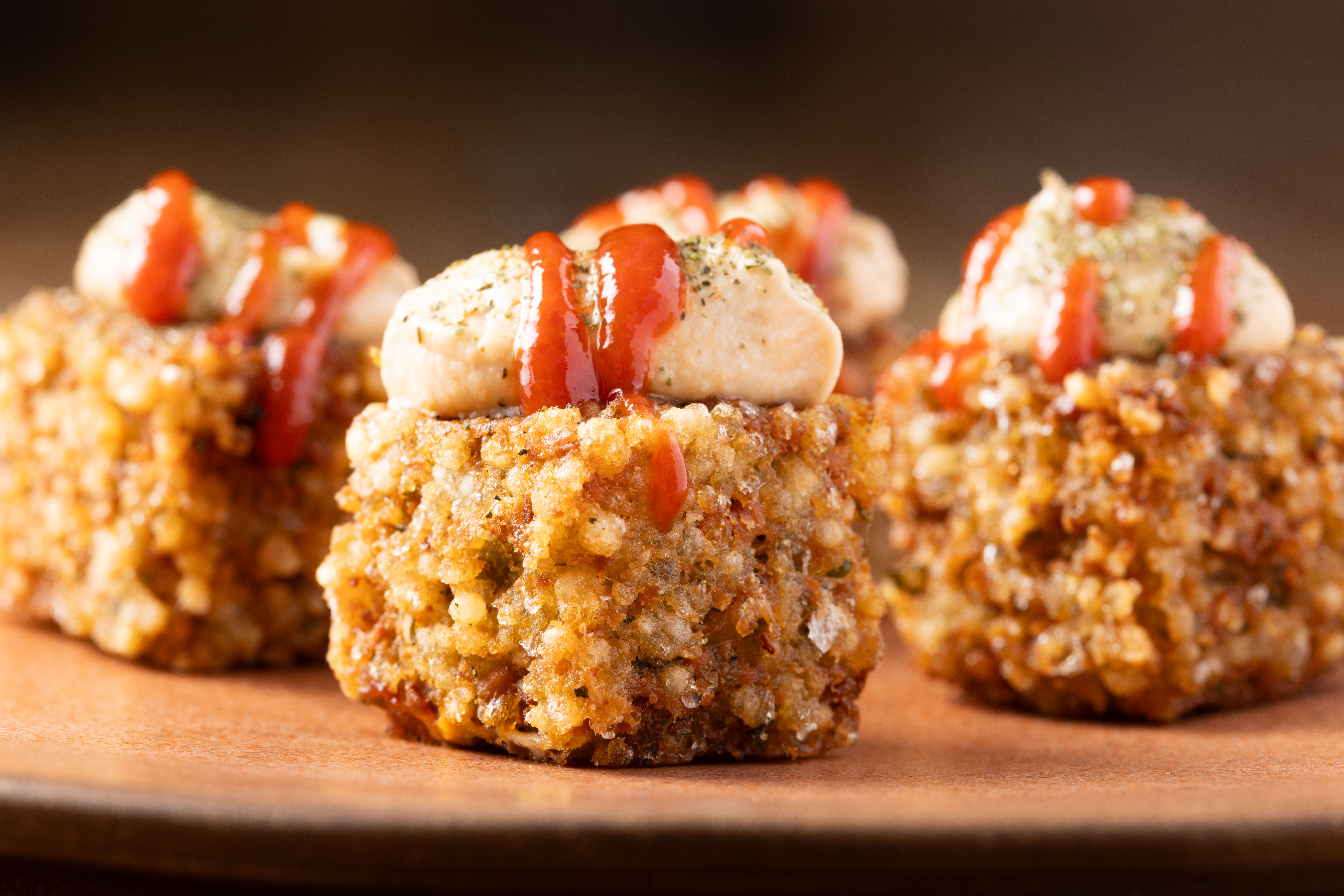 dadinhos em cima de mesa de madeira