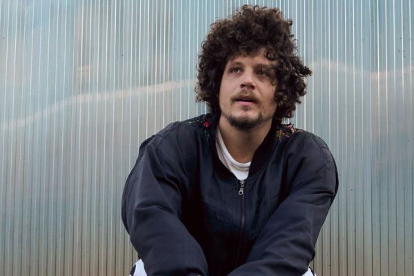 Chico Chico chega a São Paulo com a turnê ‘Let It Burn / Deixa Arder’