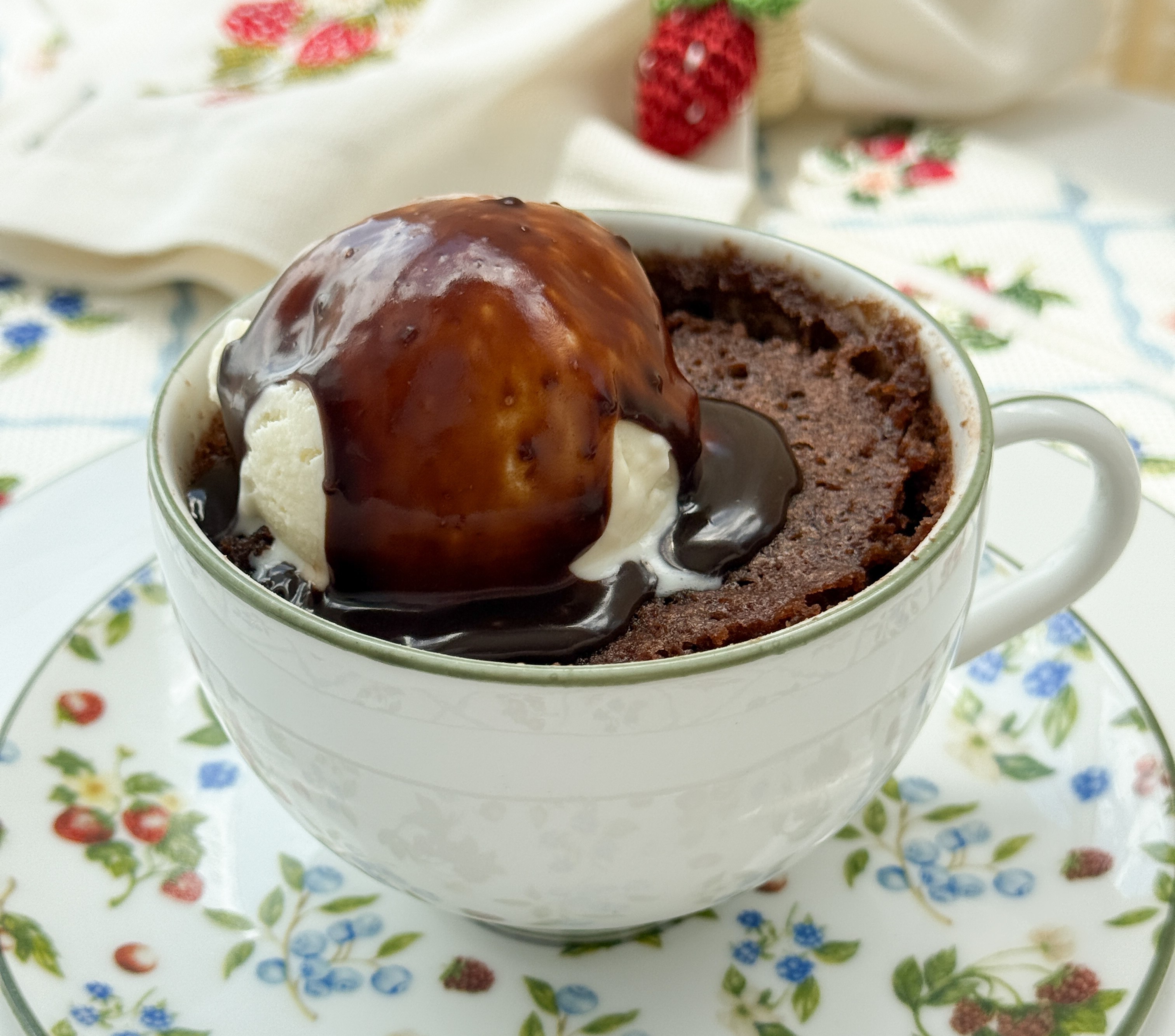 Receita de bolo de xícara com sorvete de Ninho e calda de Nutella