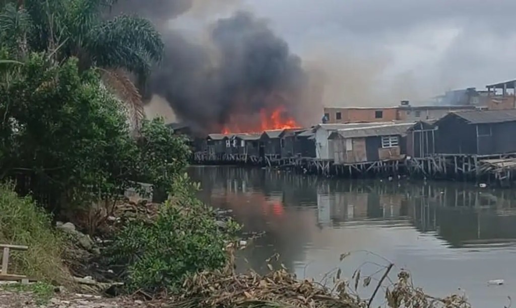 Incêndio atinge maior favela sobre palafitas em Santos