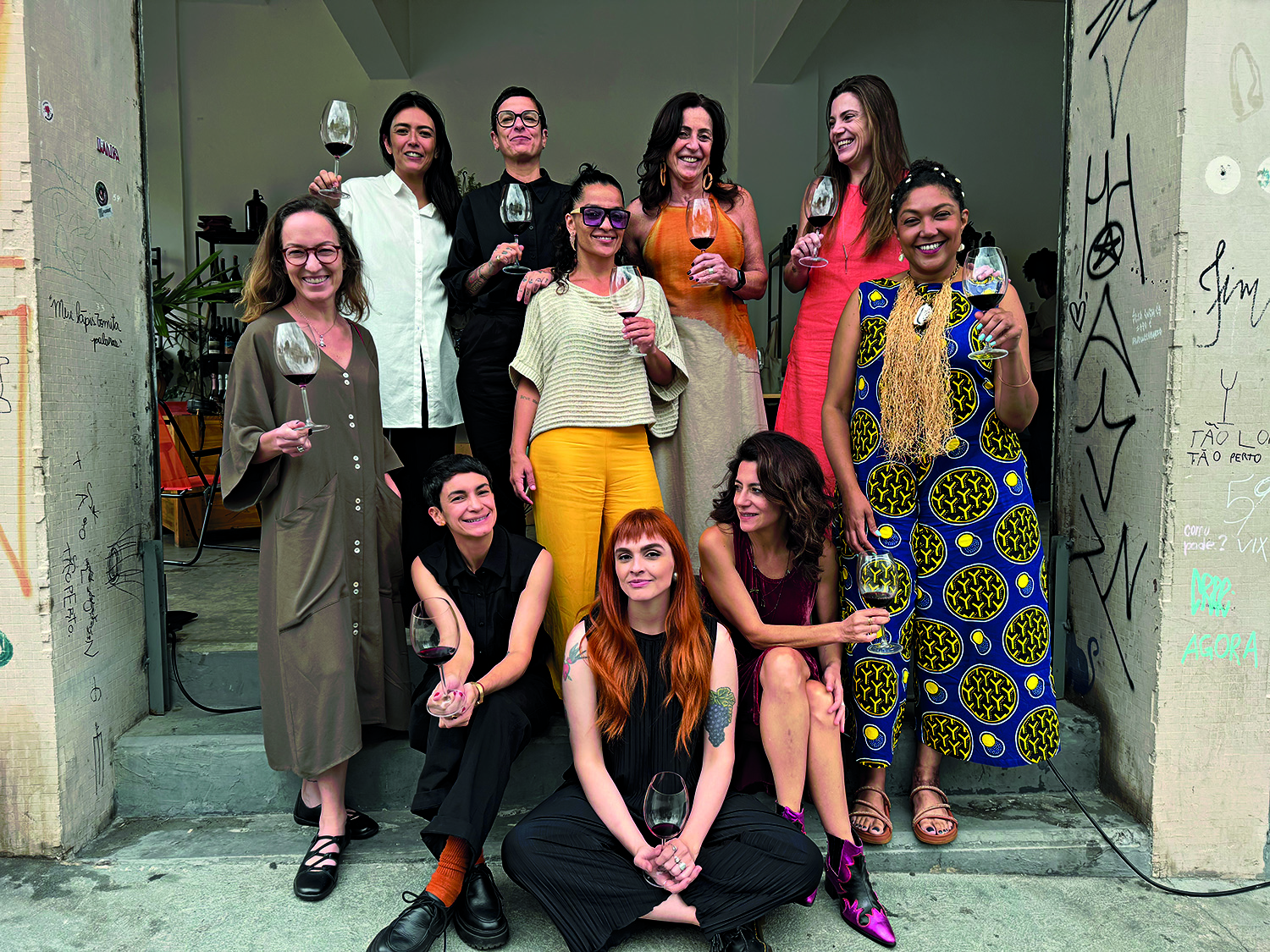 mulheres em p&eacute; com ta&ccedil;a de vinho na m&atilde;o