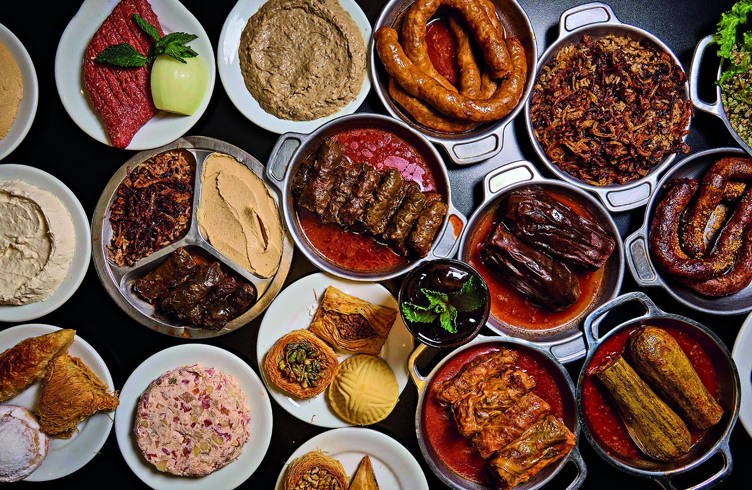 v&aacute;rias receitas em pratos em cima de mesa escura