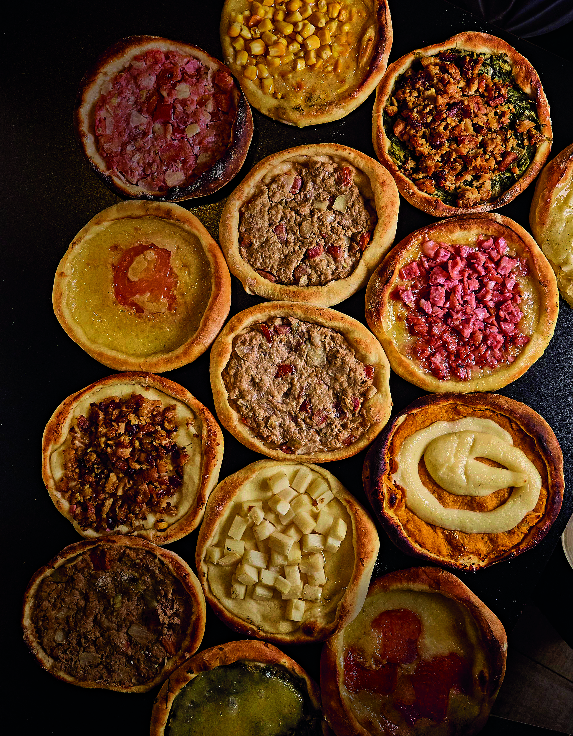 Esfirras em cima de mesa uma ao lado da outra