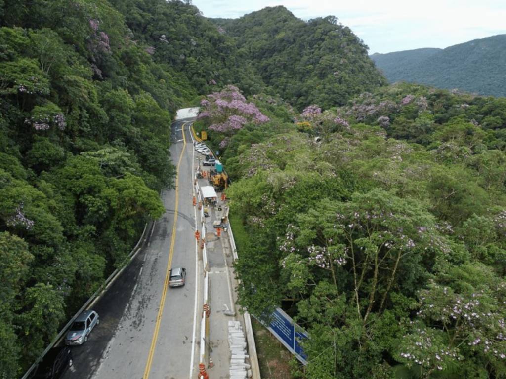 Rodovia Mogi-Bertioga é interditada por risco de deslizamentos