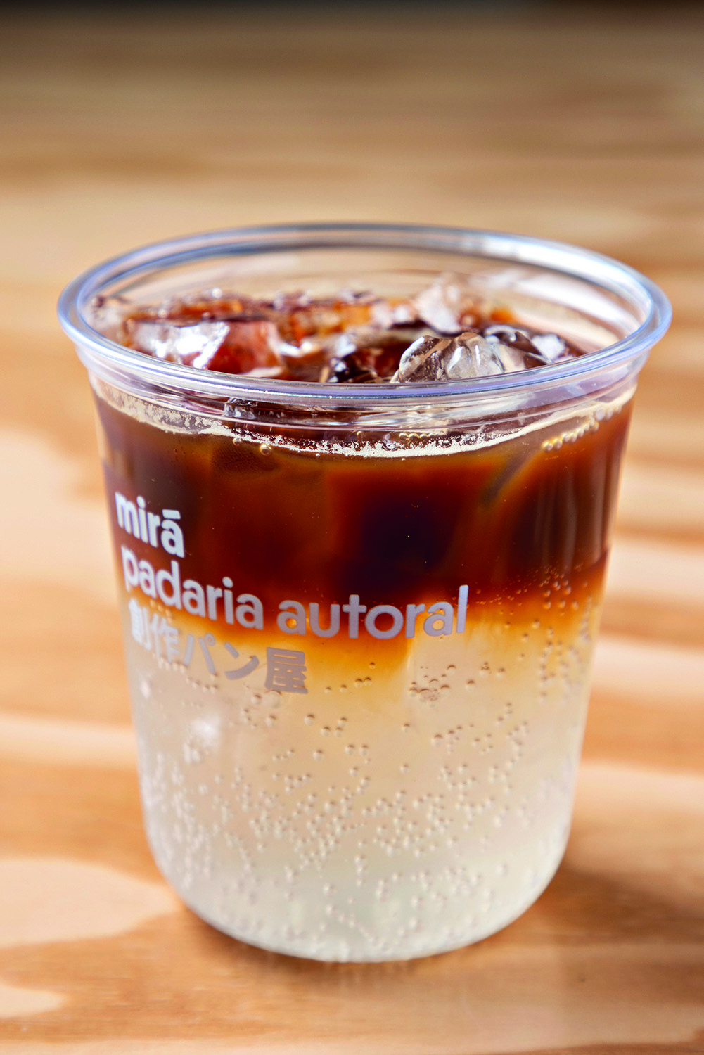 Copo com bebida com yuzu e caf&eacute;