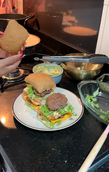 Lanche sendo montado