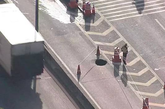 Marginal Tietê tem trecho fechado após buraco surgir na pista central