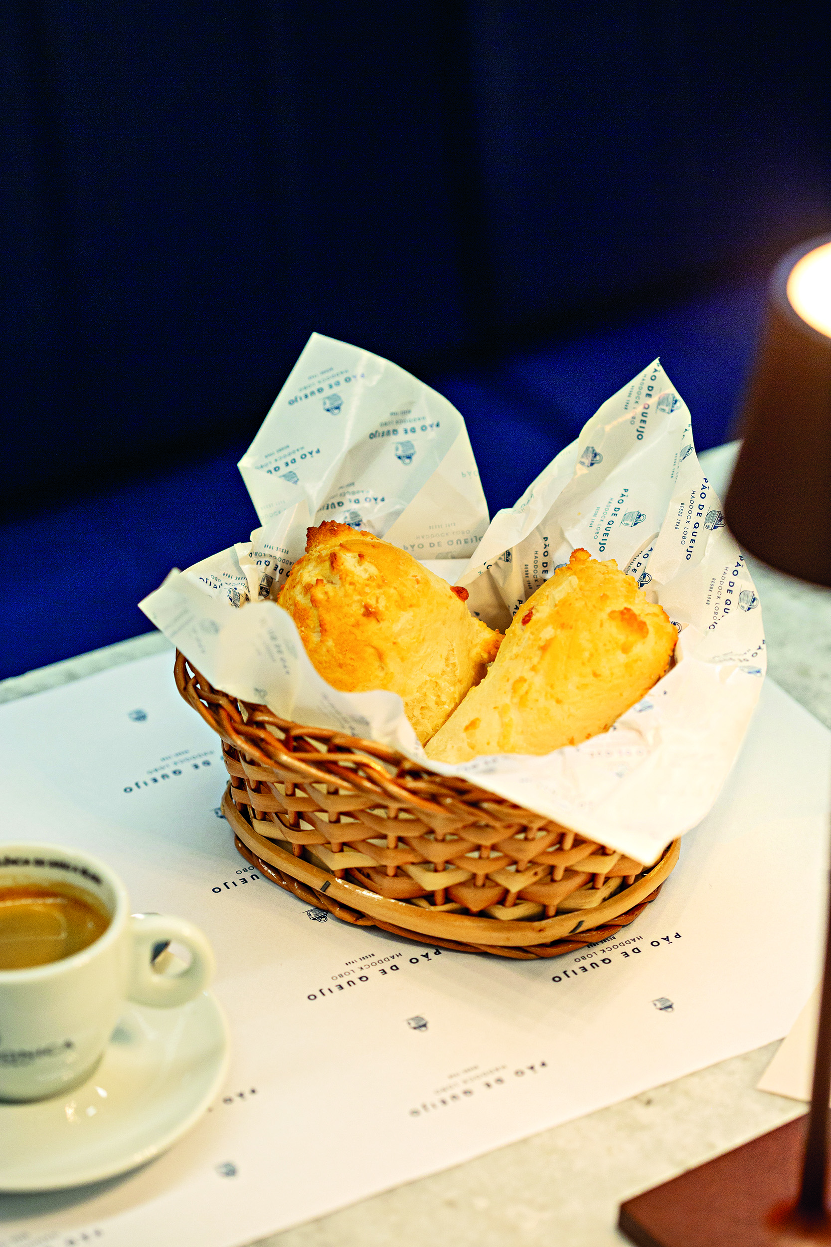 p&atilde;es em uma cestinha