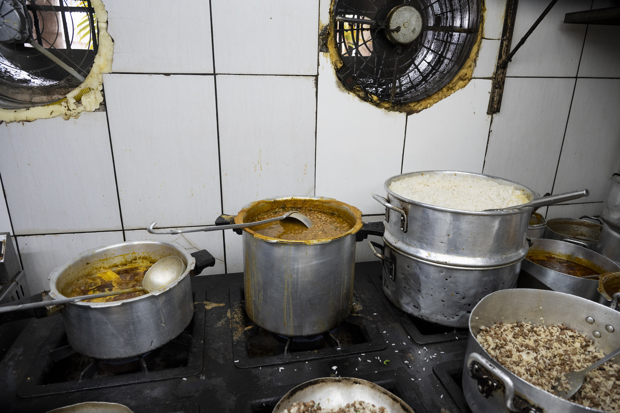 panelas e sujeira no fog&atilde;o