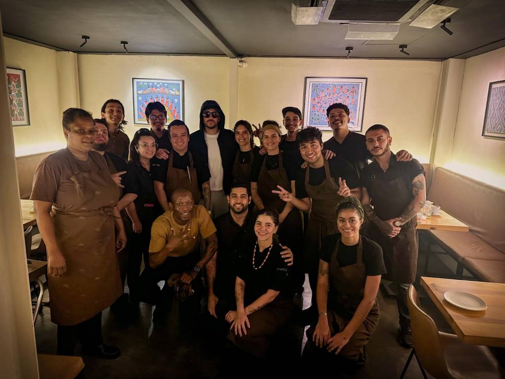 Bad Bunny se despede de SP com visita a restaurante premiado e abraço em fãs