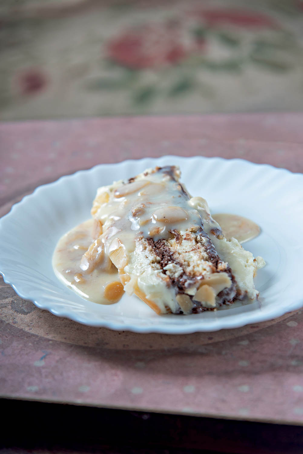 peda&ccedil;o de pav&ecirc; em prato branco