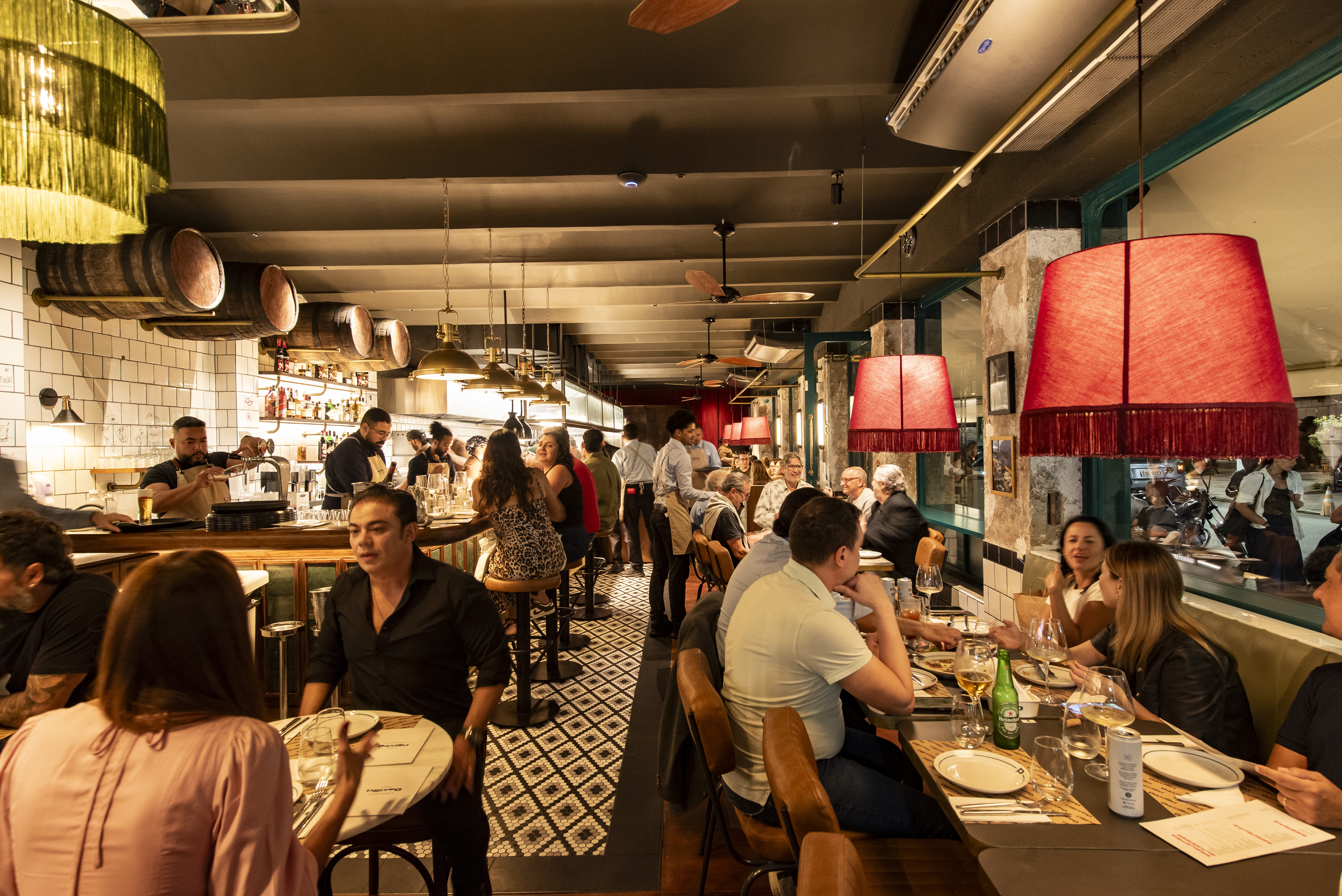 bar com pessoas sentadas