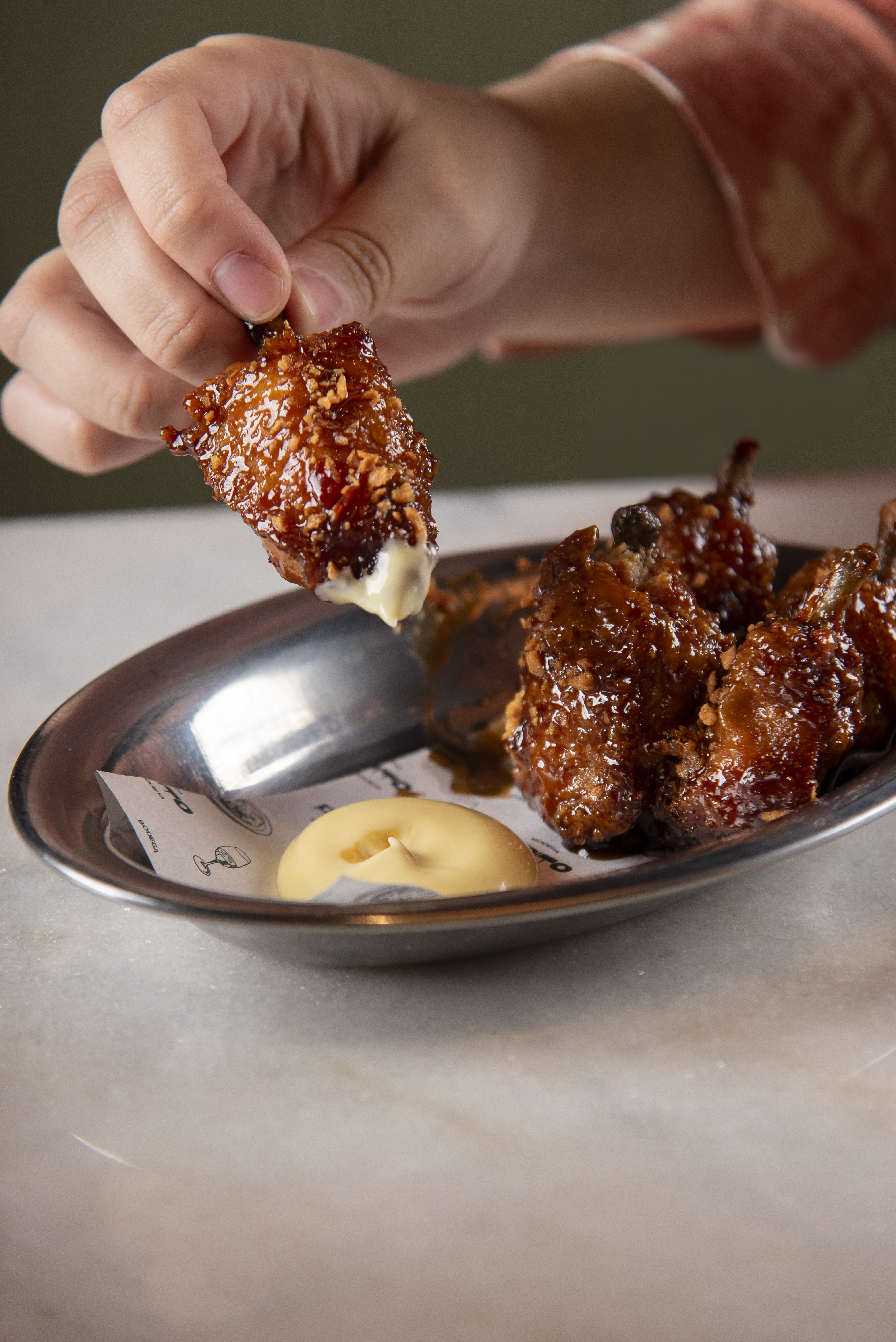 frango frito e pessoa pegando