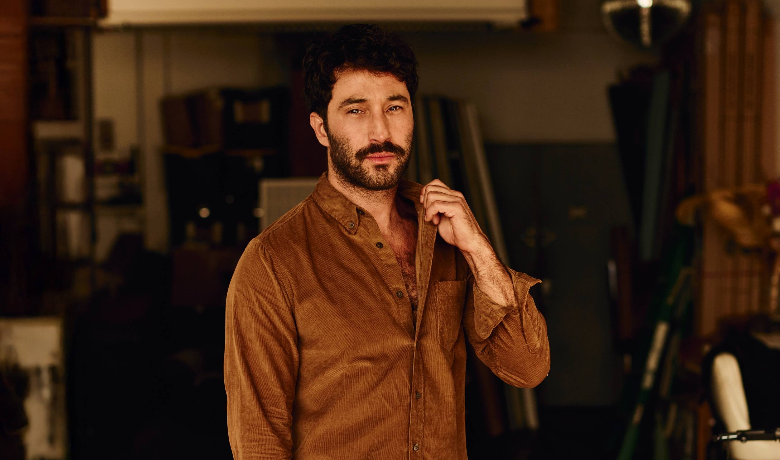 Guilherme Logullo leva solo autobiográfico para turnê internacional