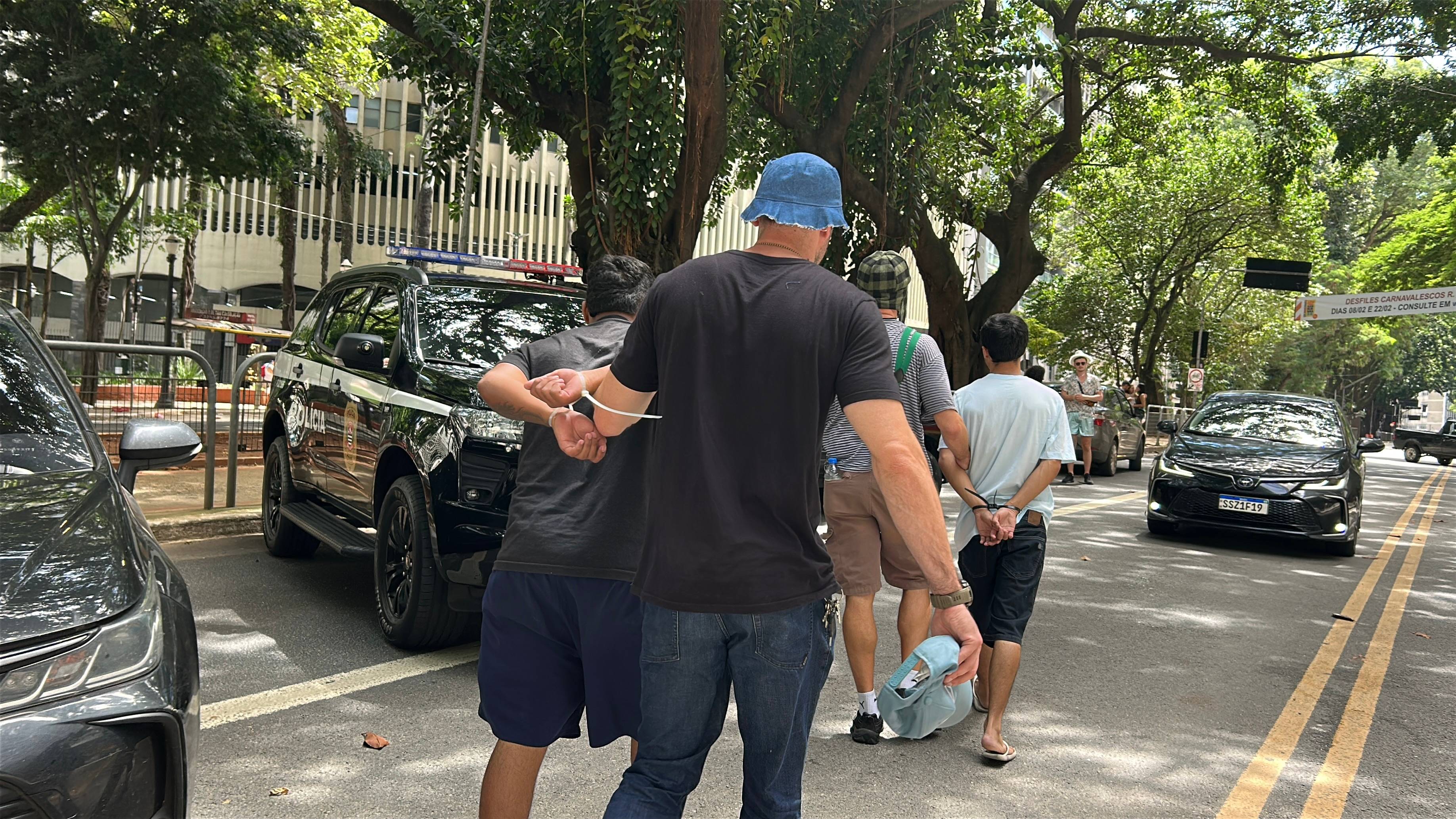 Policiais fantasiados de turma do Chaves prendem cinco suspeitos em blocos neste domingo (15)