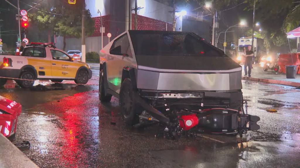 Motociclista morre ao bater em um Tesla Cybertruck em túnel