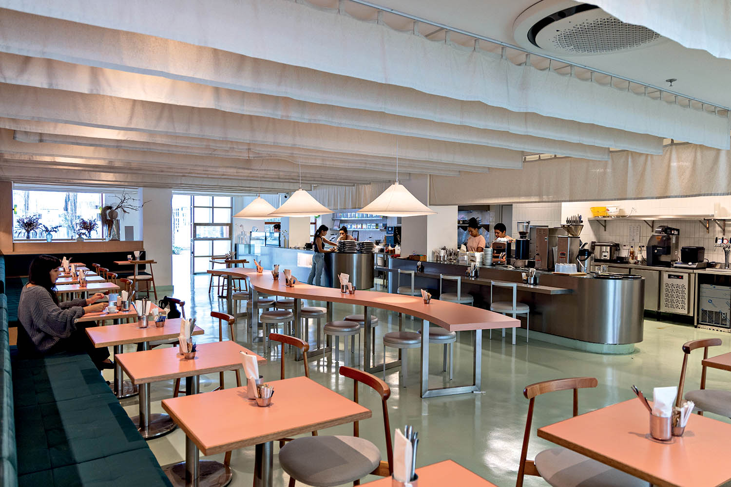 ambiente com mesas e cadeiras