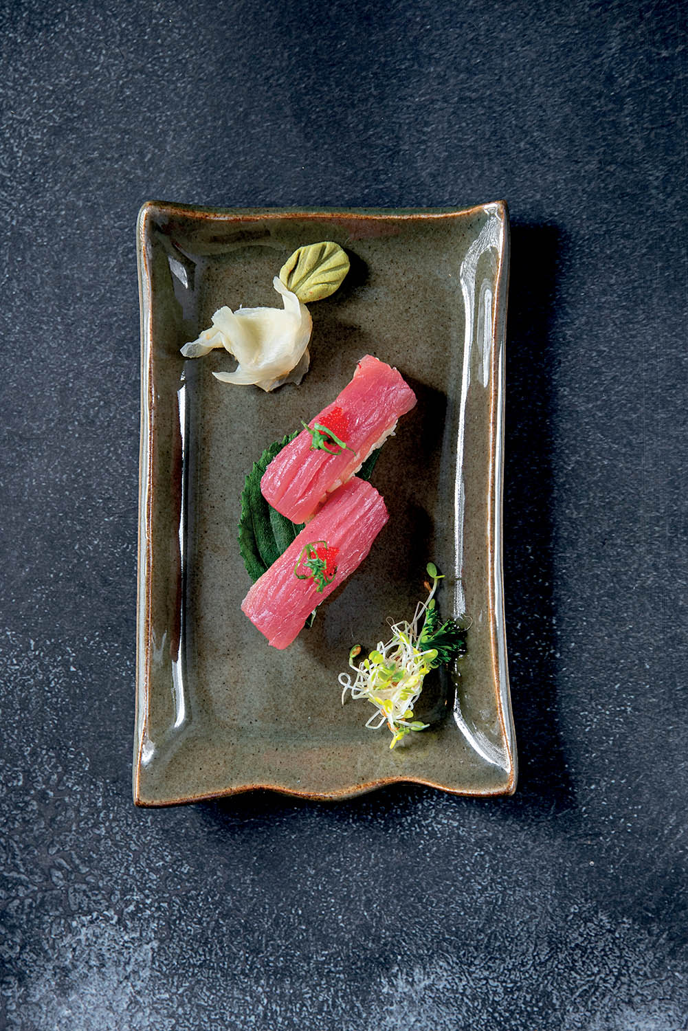 sushis em prato retangular