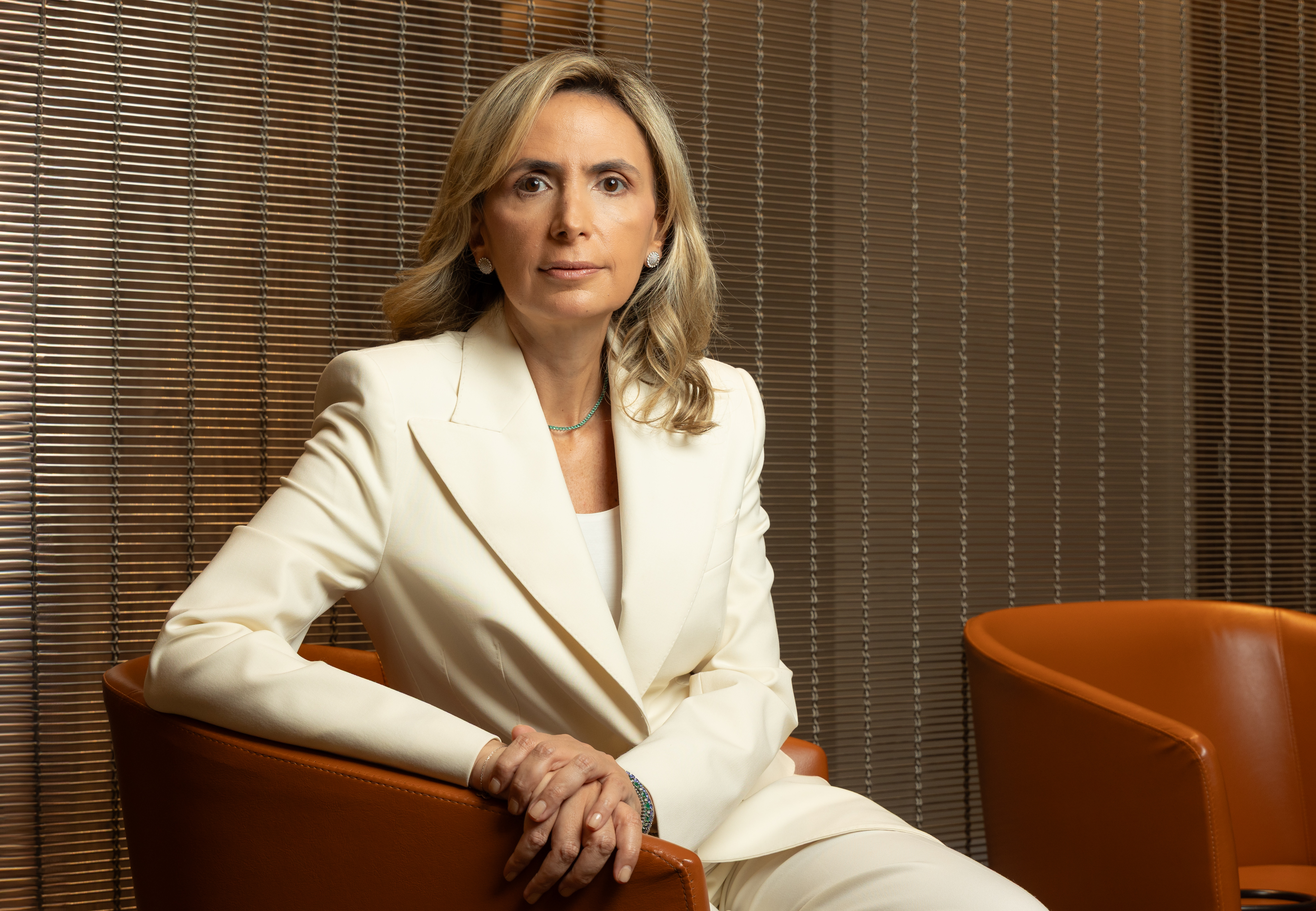 mulher sentada séria