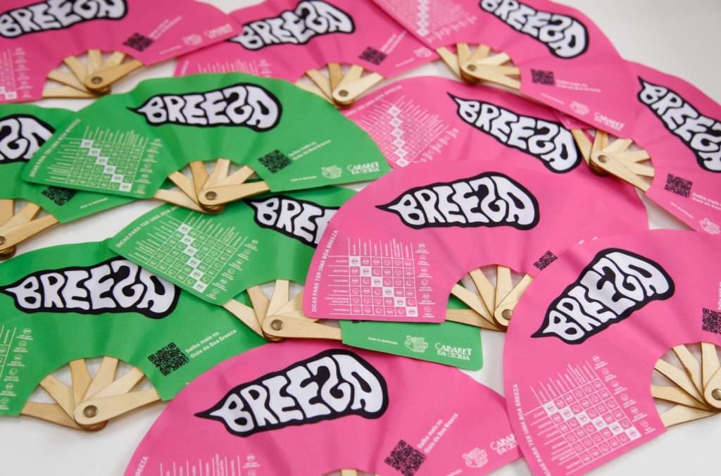 Ação de redução de danos distribui leques na Santa Cecília durante Carnaval