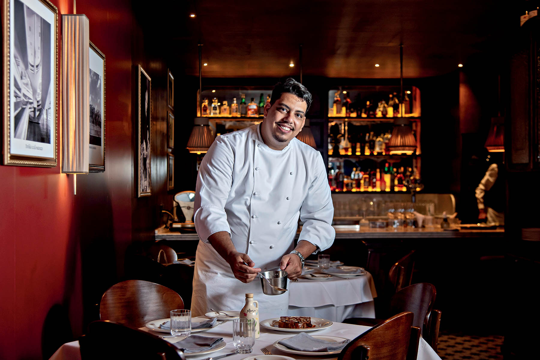 o chef sorrindo com panela na m&atilde;o