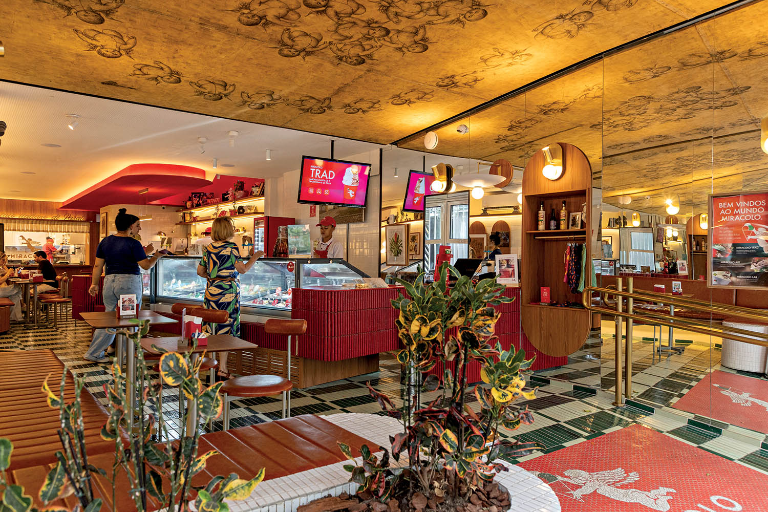 ambiente com teto decorado