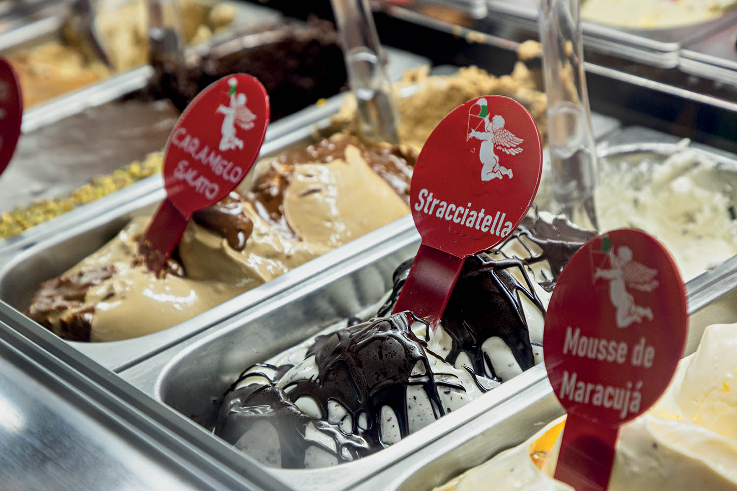 cuba com sorvetes e plaquinhas