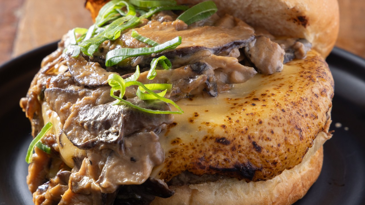 Hambúrguer com creme de cogumelos