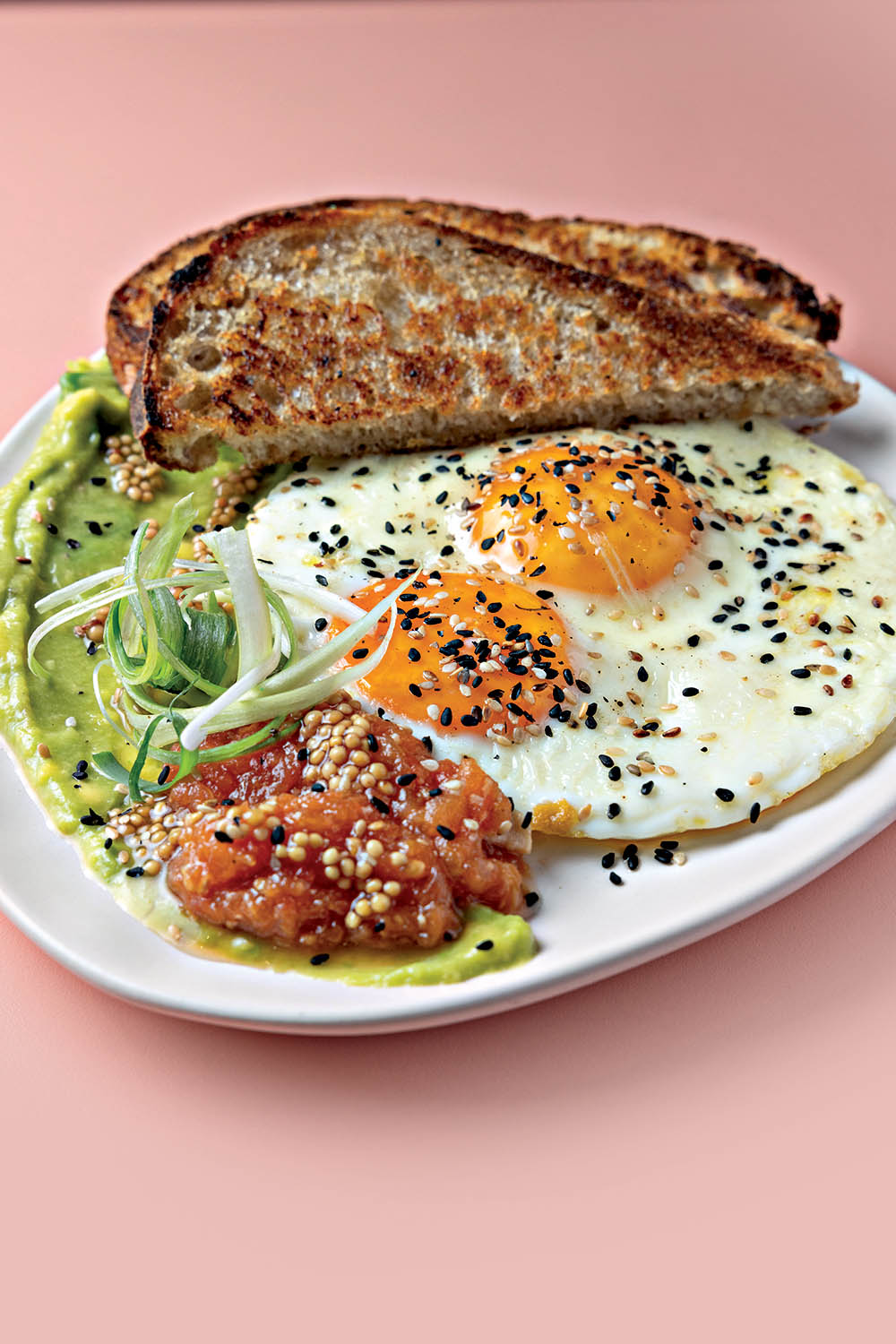 ovos no prato com acompanhamentos