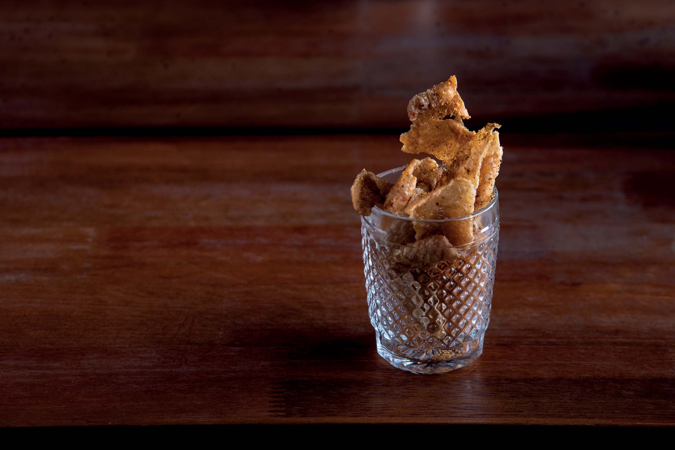 Por&ccedil;&atilde;o de pele de frango fritas, com pimenta seca e lim&atilde;o