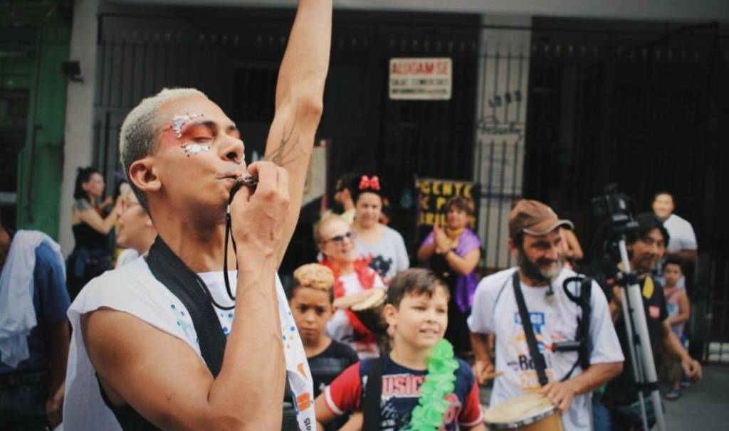 Leci Brandão é madrinha de bloco que celebra população de rua em SP
