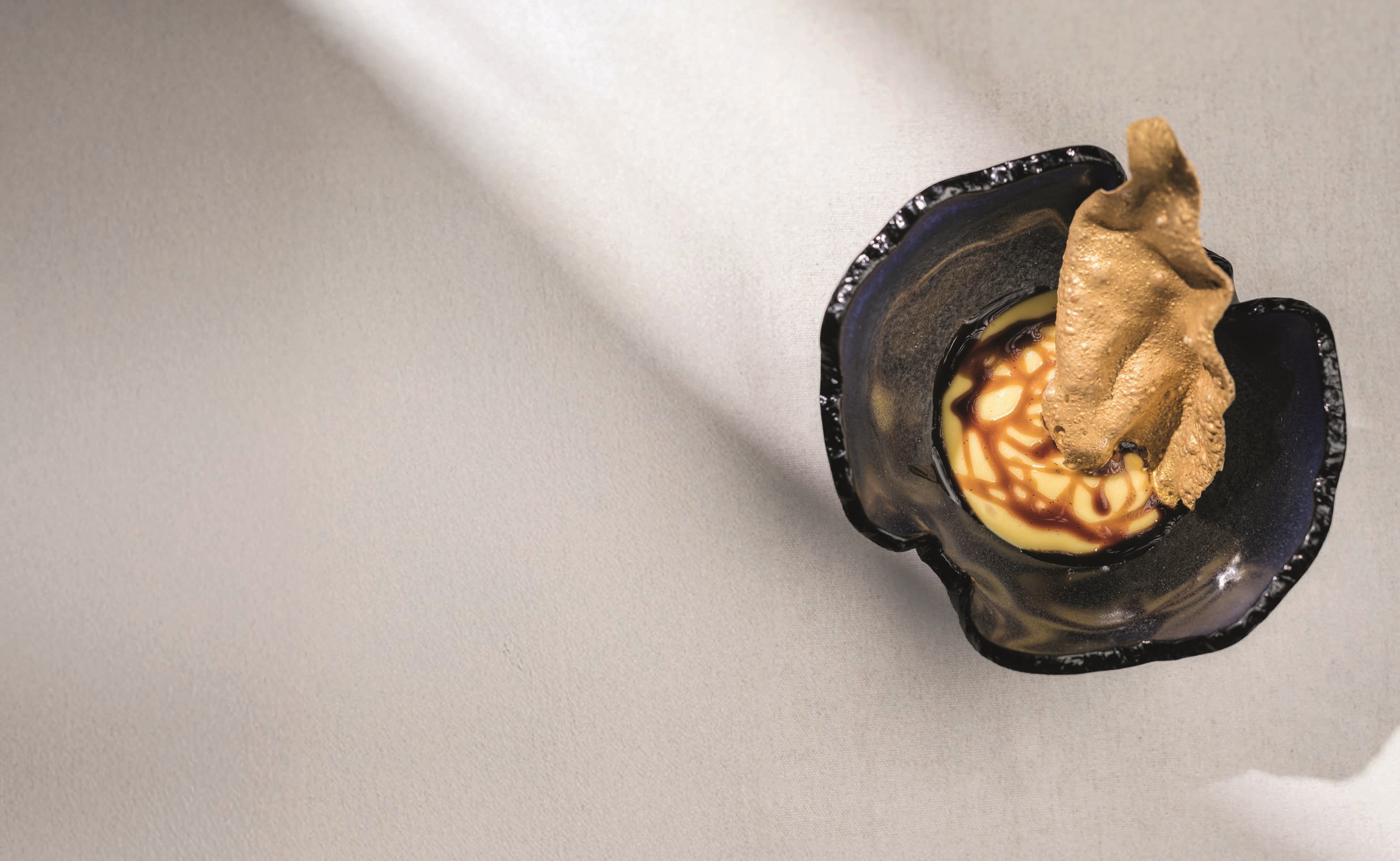 creme e crocante em prato escuro